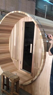 Vapore asciutto rosso di Cedar Barrel Sauna Outdoor Sauna intorno a sauna all'aperto
