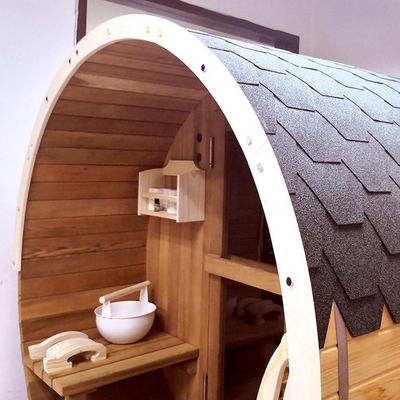 Vapore asciutto rosso di Cedar Barrel Sauna Outdoor Sauna intorno a sauna all'aperto