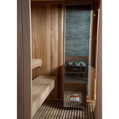 Chiara cabina tradizionale dell'interno di sauna della stanza di sauna della persona della cicuta 4-6
