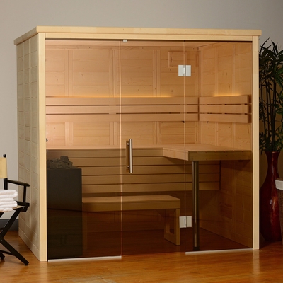 Stanza asciutta tradizionale di sauna della persona dell'interno attillata 3-4 con le pietre di sauna