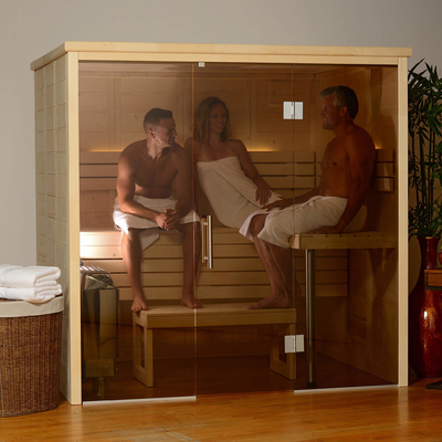Stanza asciutta tradizionale di sauna della persona dell'interno attillata 3-4 con le pietre di sauna